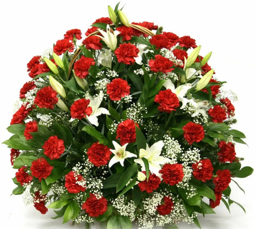 Корзина на похороны из живых цветов «50 гвоздик, лилии, гипсофила»