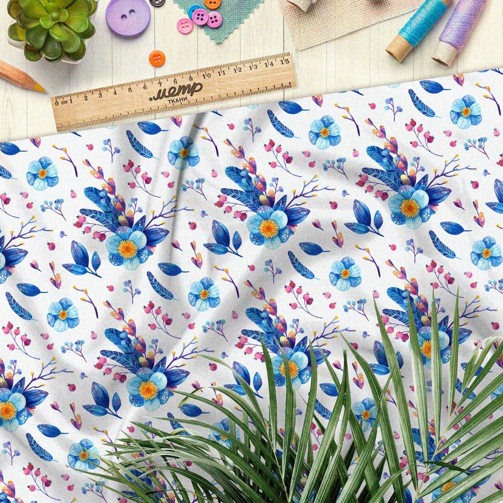 Ткань оксфорд 600 мелкие цветы и перья с брусникой на белом фоне