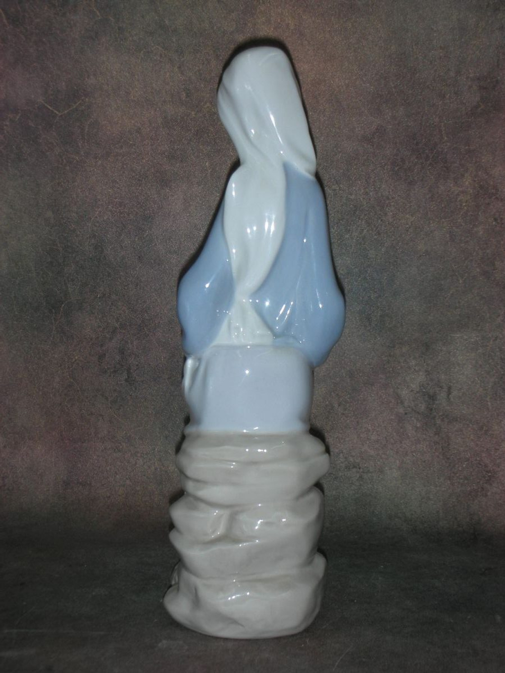 Статуэтка. Фарфор. Девушка с каллами. Lladro. Испания