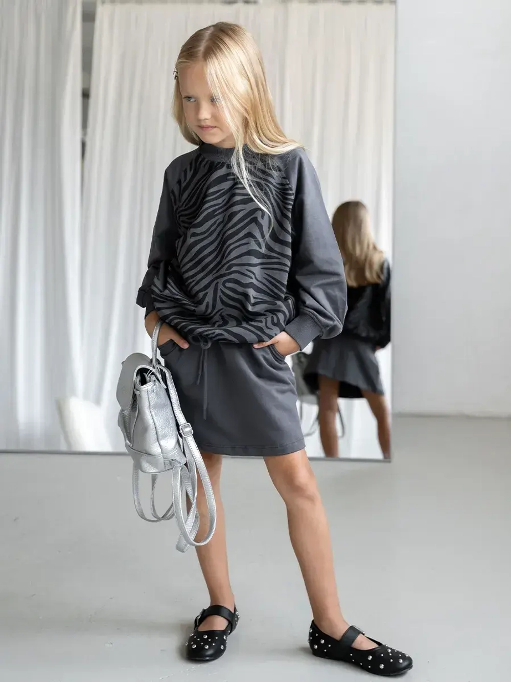 Черный костюм для девочки с юбкой в школу