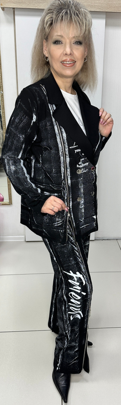 Черно-белый трикотажный костюм