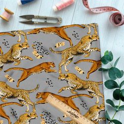 Ткань кулирная гладь бегущие львицы и гепарды на сером фоне