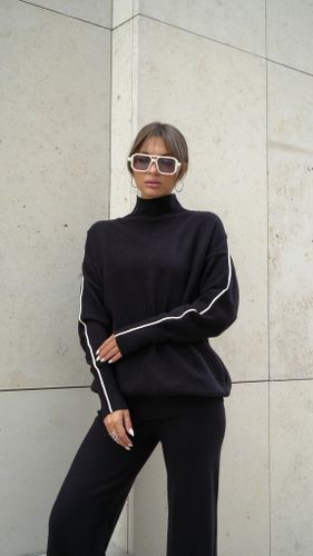 Черный джемпер с контрастными полосками