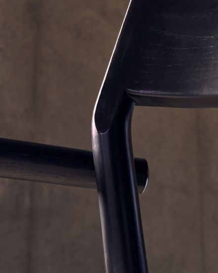 Стул Falconera со съемным чехлом из массива дуба с черной отделкой FSC Mix Credit Испания La Forma