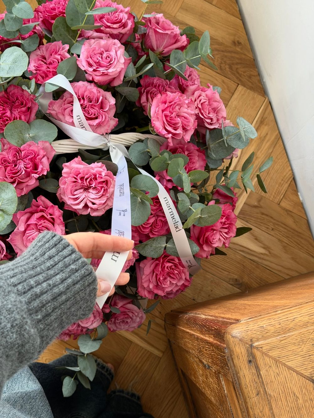 предзаказ - цветочная корзина из роз Кантри и эвкалипта размер XL