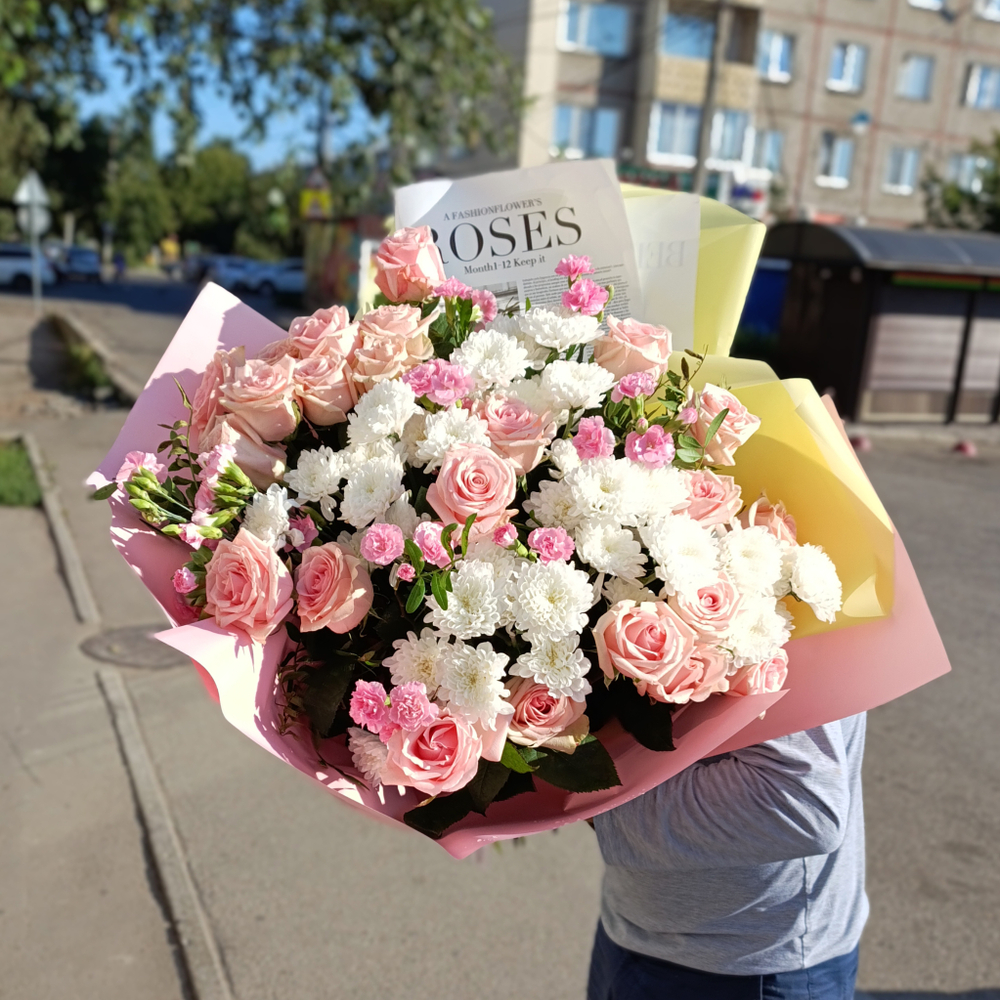 Букет с Вау эффектом, роза с кустовыми диантусами и хризантемами