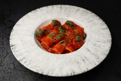 Паста ригатони в томатном соусе с сальсой верде