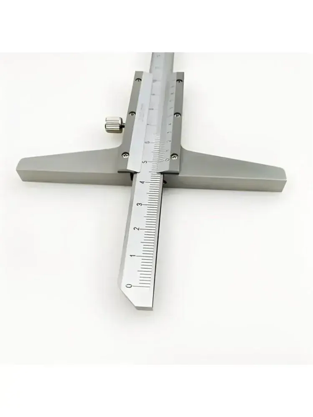 Штангенглубиномер 150 мм, с стопорным винтом и шкалой нониуса, с ценой деления 0.02 мм.