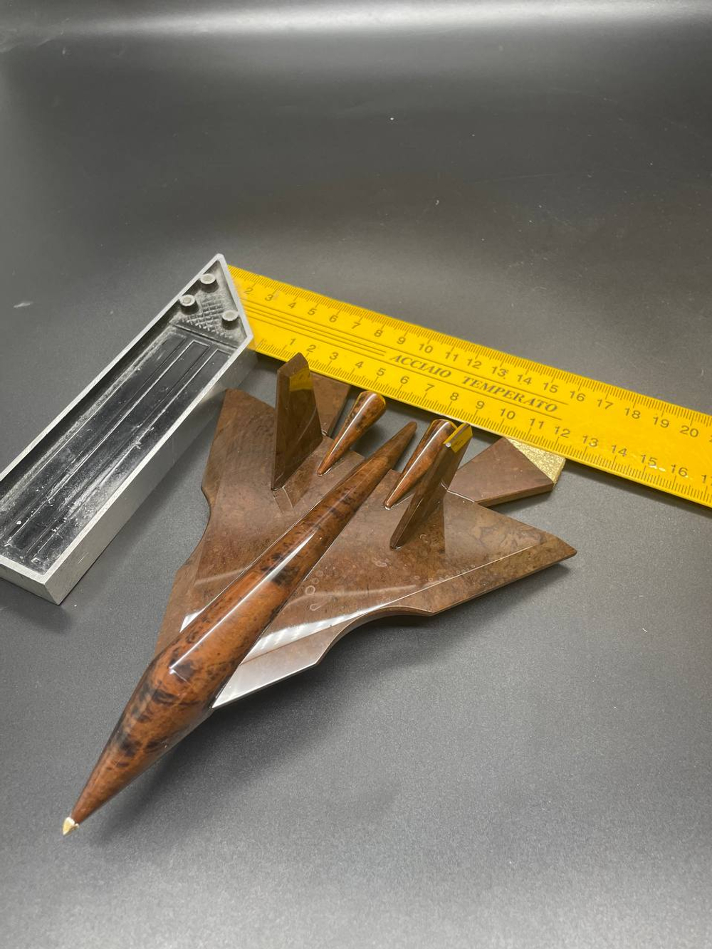 Истребитель из обсидиана в подарочной коробке