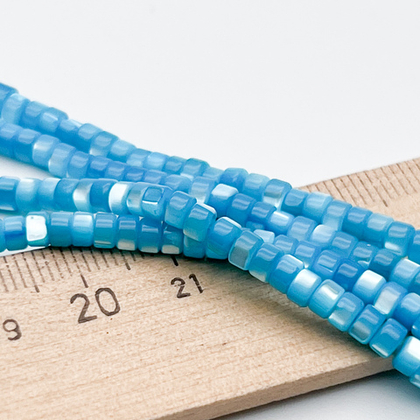 Перламутр тонированный, цвет голубой, размер около 2,5*3,5 мм, цена за отрезок 19 см (1/2 нити)