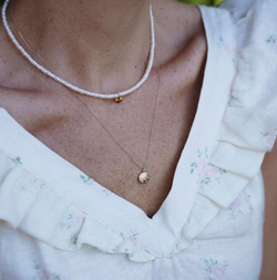 чокер из белого жемчуга с золотым мятым листом на замке