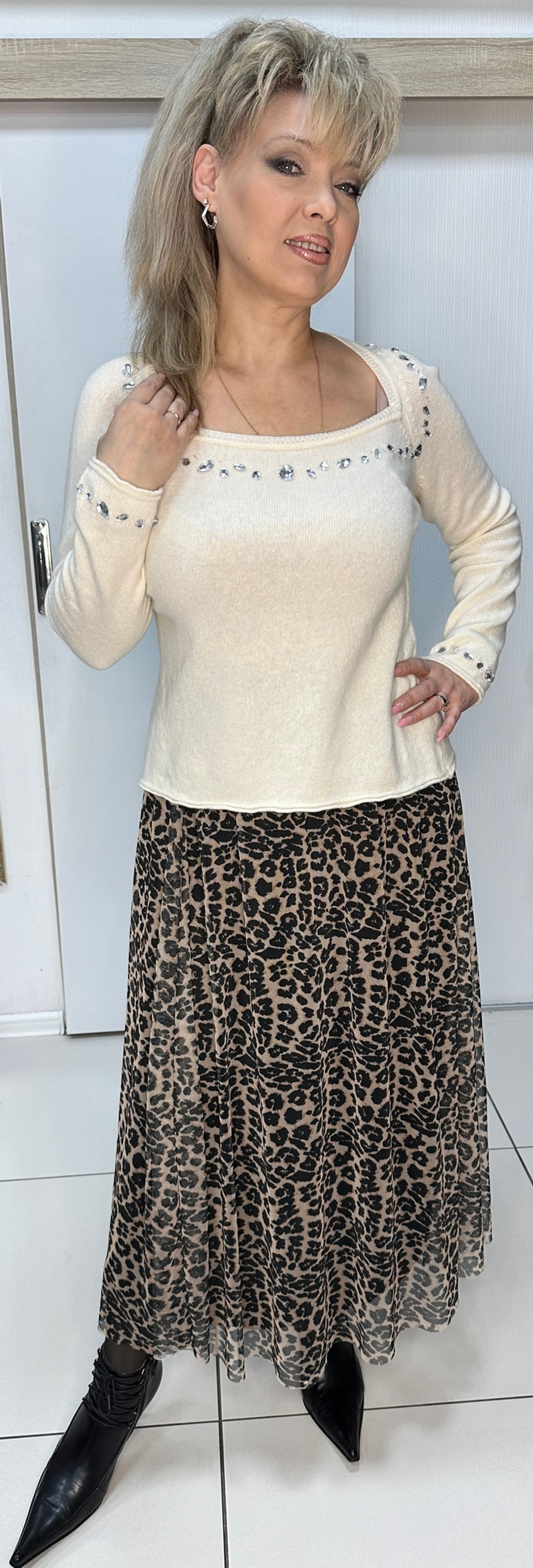 Белый тонкий джемпер с вырезом каре по декольте