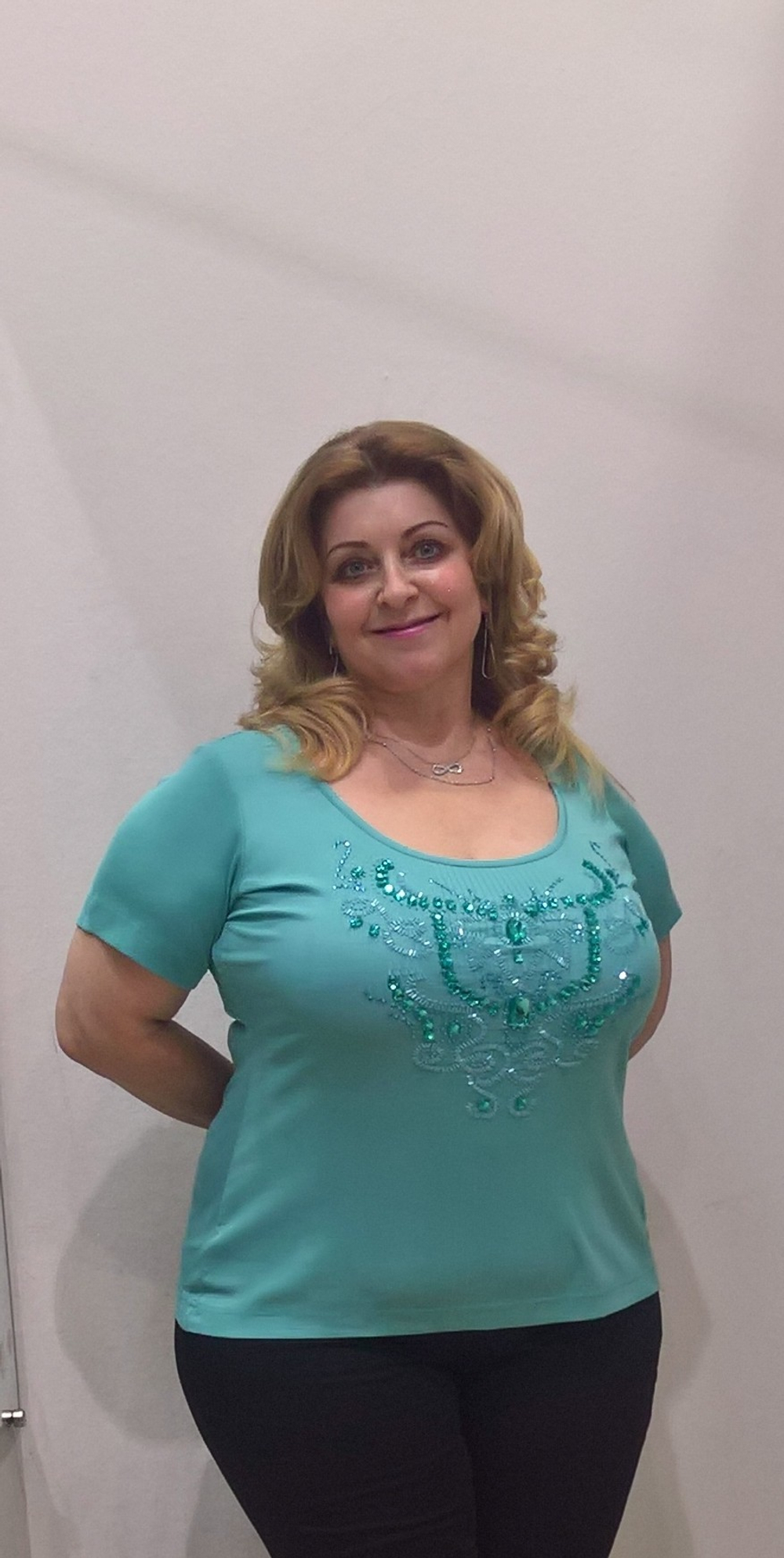 Бирюзовая шелковая футболка со стразовым принтом