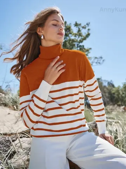 Свитер женский в полоску с горлом