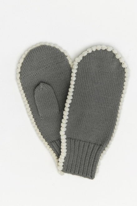 Серые варежки с белой обвязкой