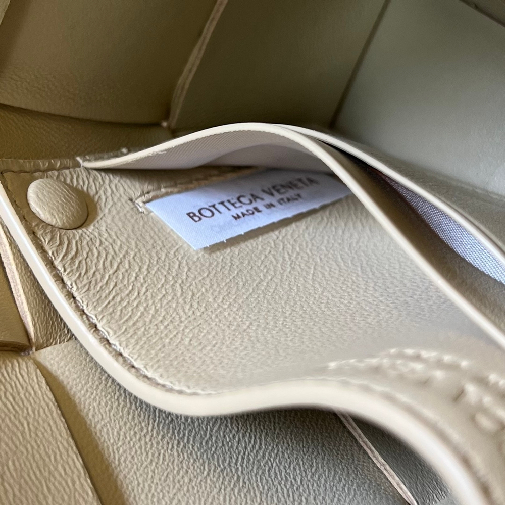 Bottega Veneta Cassette Pouch On Strap 22 cm