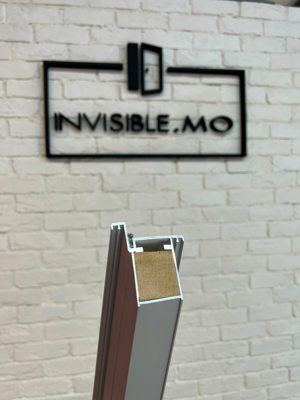 Скрытые межкомнатные двери в алюм. кромке invisible подкраску. Размер 2000х700 комплект
