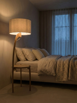 Торшер Corta в интерьере спальни, уютный стиль Japandi