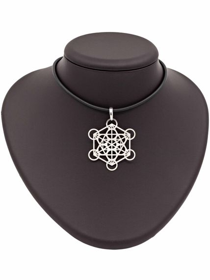 Фото подвески Куб Метатрона большой из серебра, вид на постаменте.