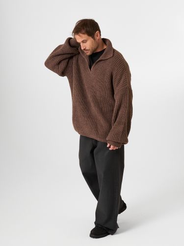 Шоколадный свитер крупной вязки QWE