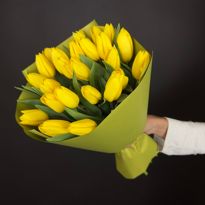 Bouquet of 25 yellow tulips