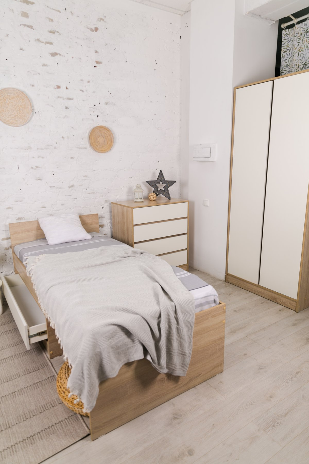 Шкаф 2-х дверный Бруно ЛДСП дуб сонома/белый