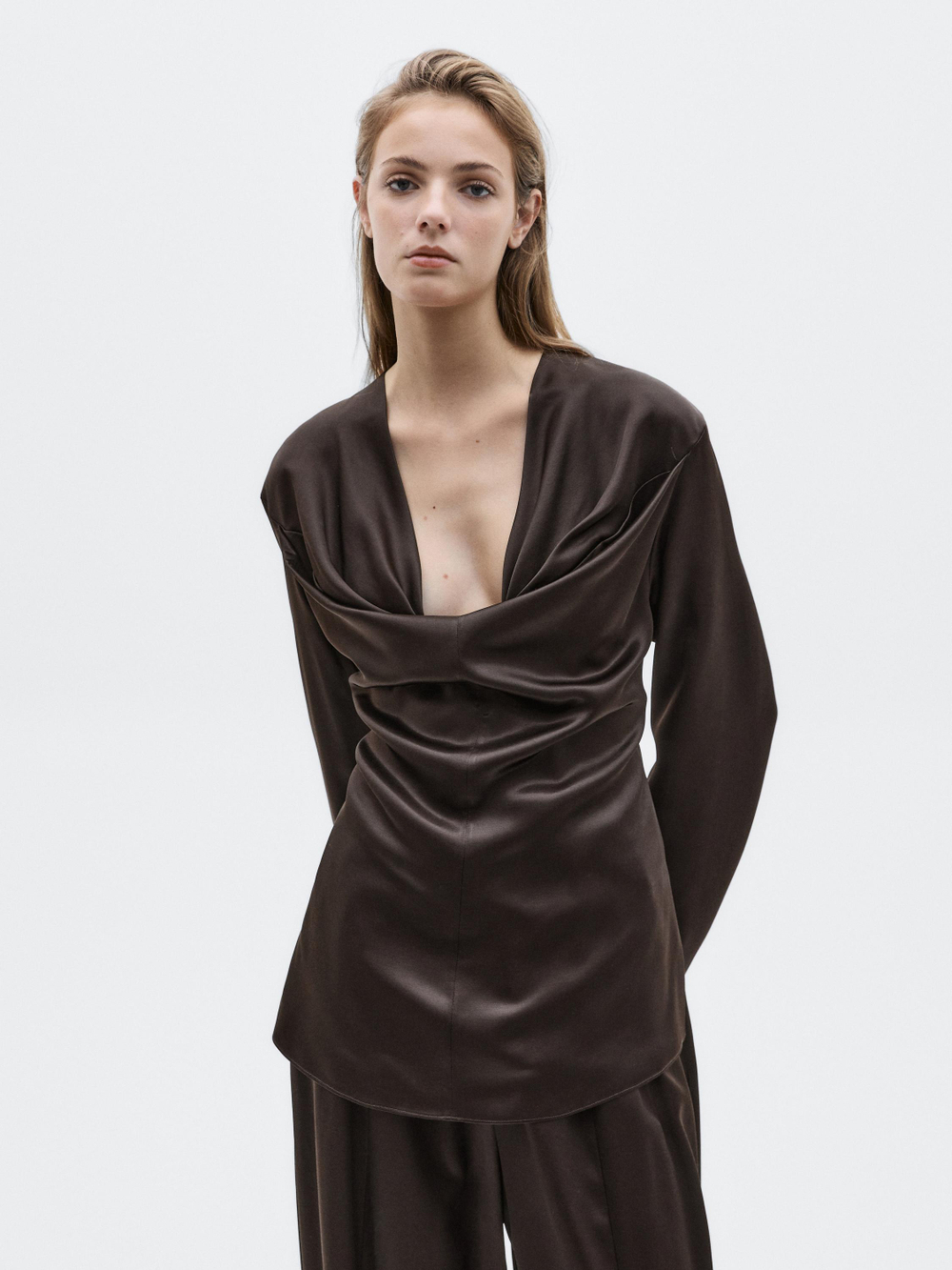 Massimo Dutti Атласная блузка с глубоким вырезом - Limited Edition, шоколадно-коричневый