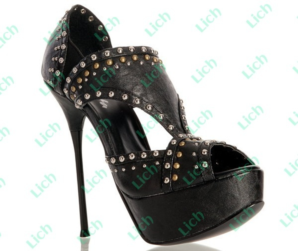 Кожаные туфли с металлическими заклепками