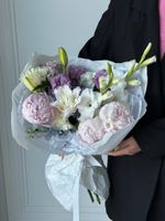 Букет из гортензии, пионов, пионовидной лилии, гладиолусов и лизиантуса