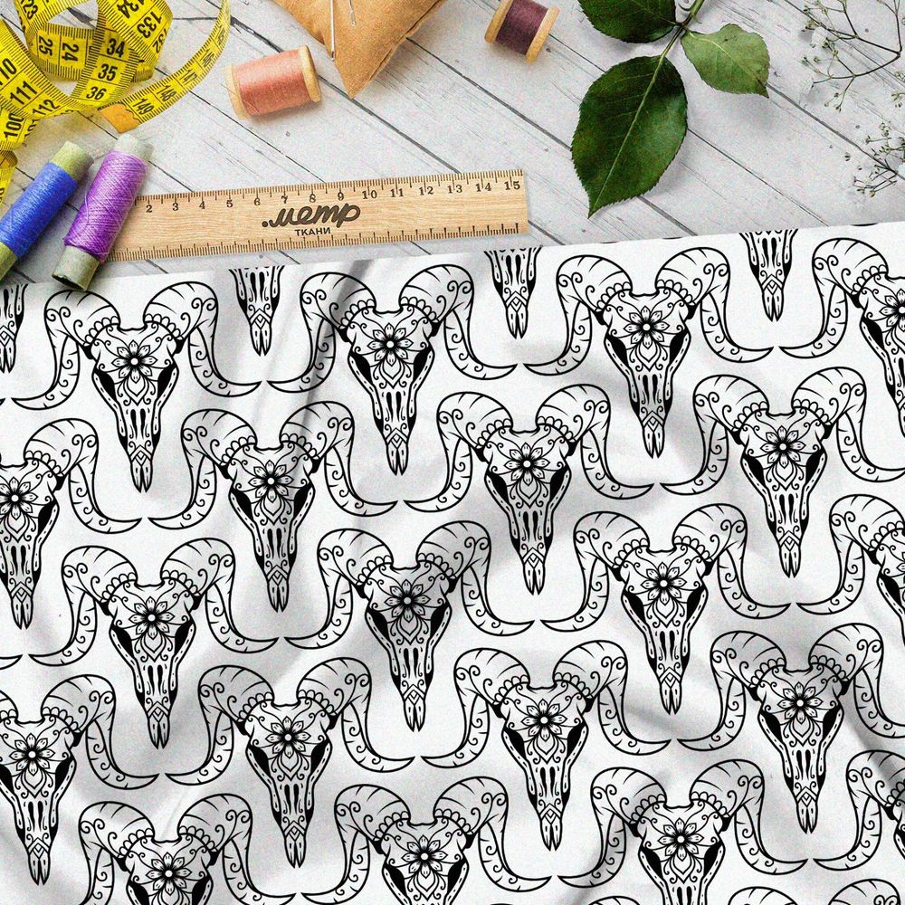 Ткань габардин сахарные козьи черепа на белом фоне