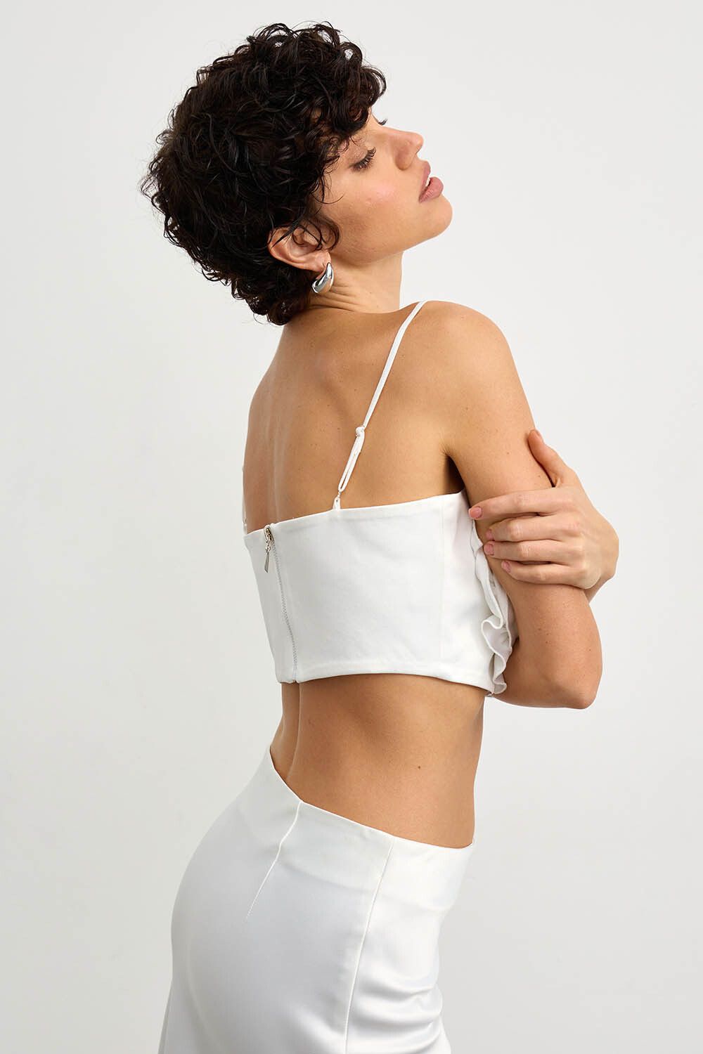 Топ с цветком из атласа кремового цвета