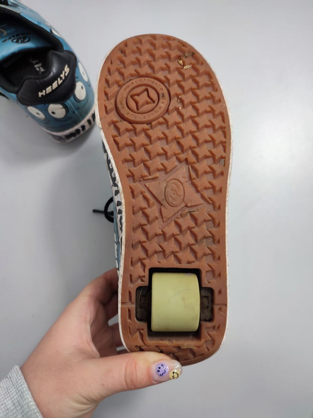 Кроссовки голубые с колесиками 34 размер