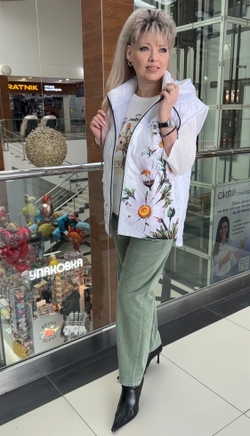 Белый стеганный жилет с принтом из ромашек