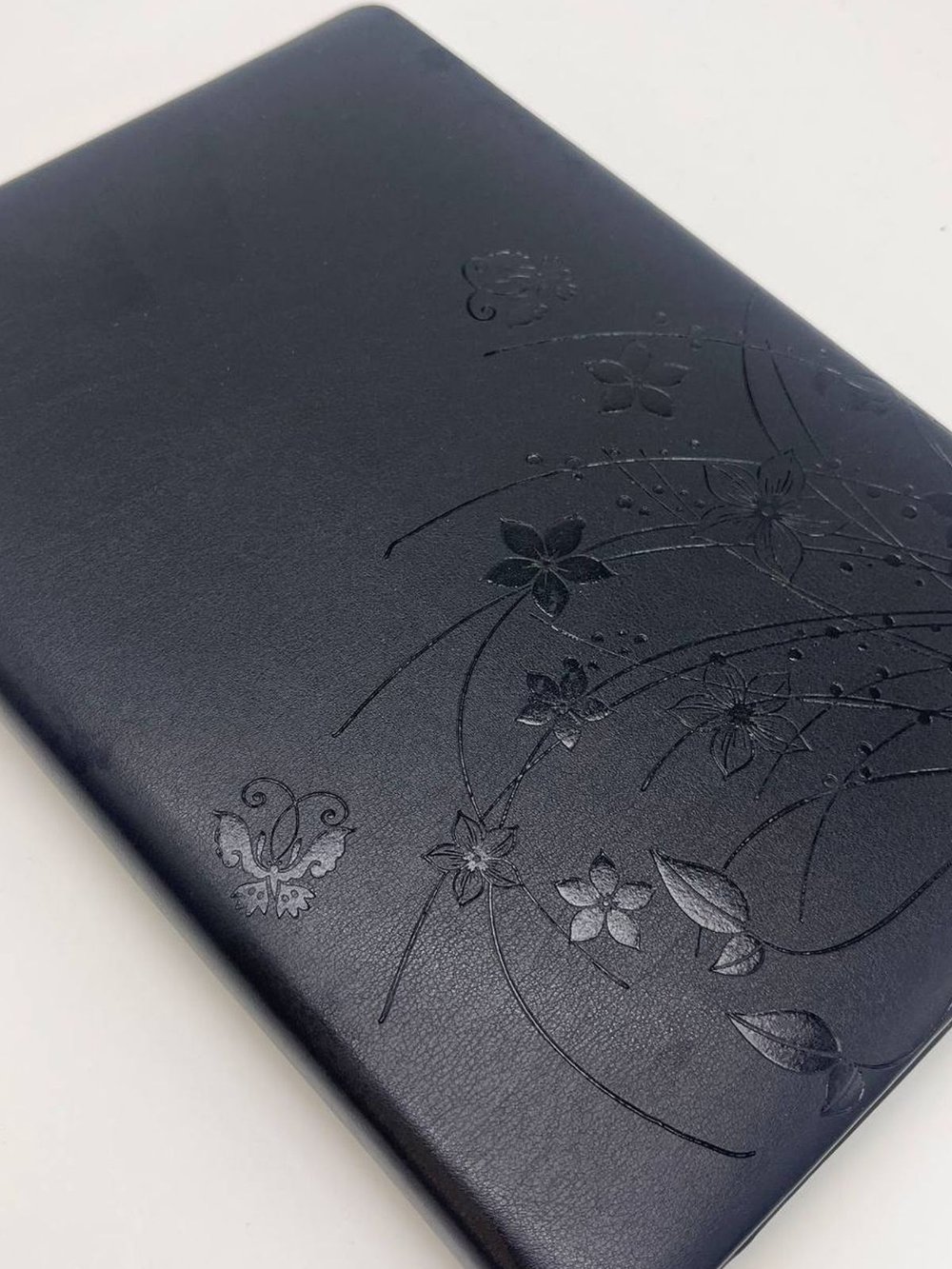 Блокнот 135 л. В5 25*17,5 см лин. черные цветы  (7670-5)