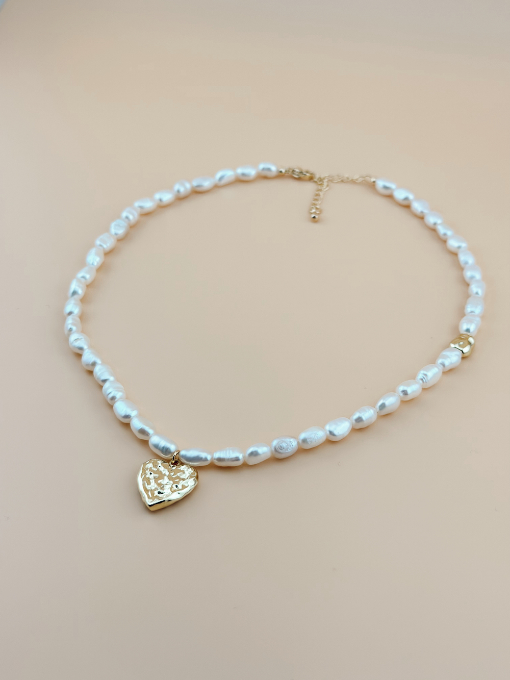 Колье жемчужное с золотым сердцем