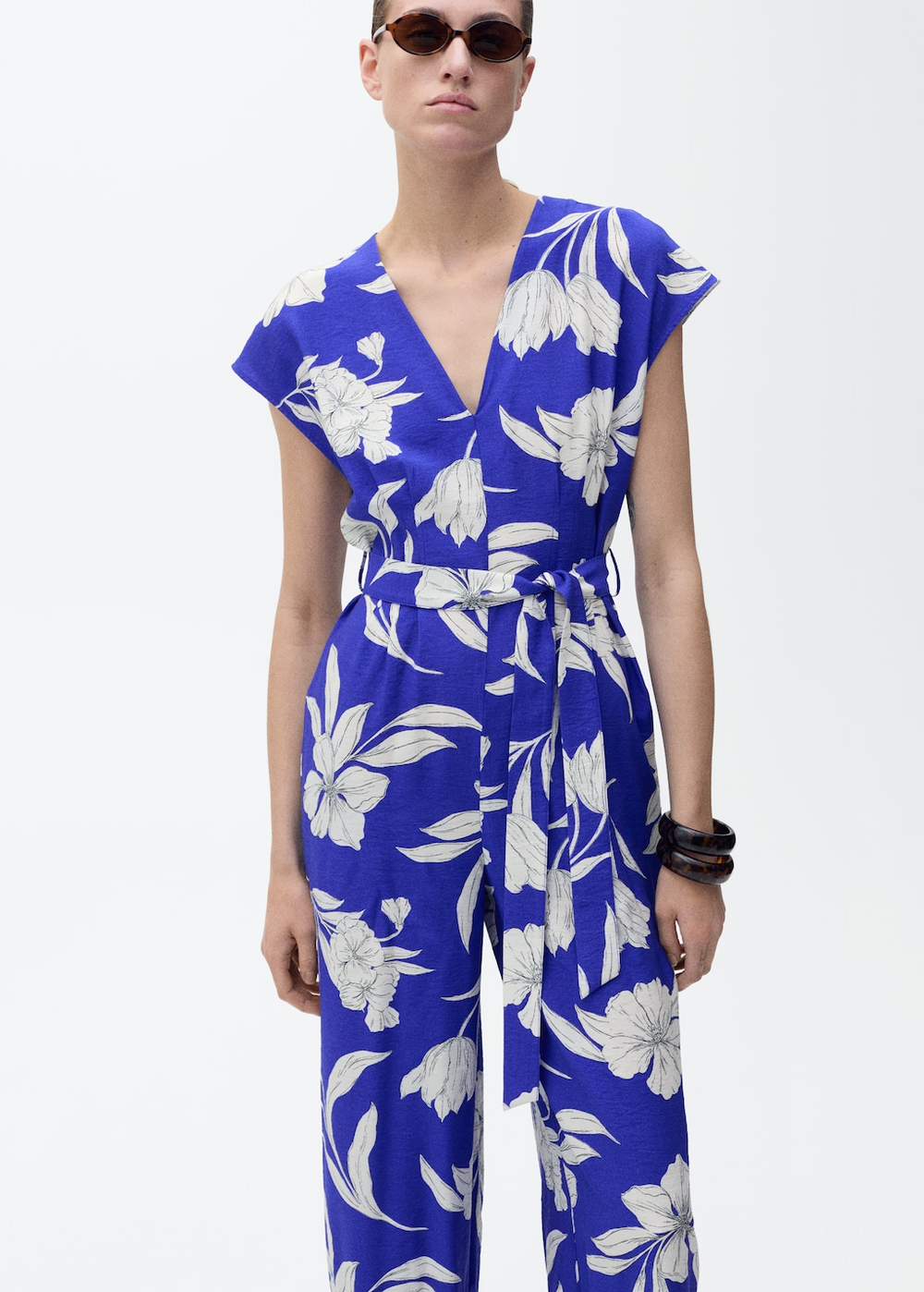 Длинный комбинезон с принтом и поясом