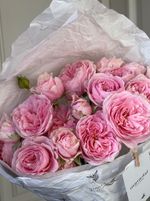 Кулек с нежными кустовыми розами
