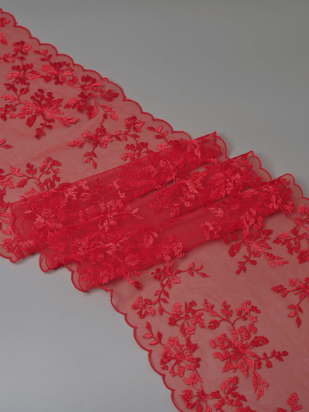 Вышивка на сетке красная неэластичная ширина 20 см