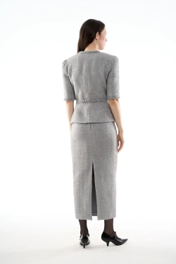 Жакет с объемными плечами и баской серый