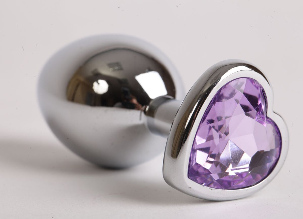 Серебристая анальная пробка с сиреневым стразиком-сердечком - 8 см. (Цвет: сиреневый)