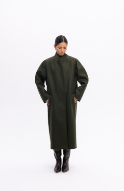 Темно-зеленое двубортное пальто
