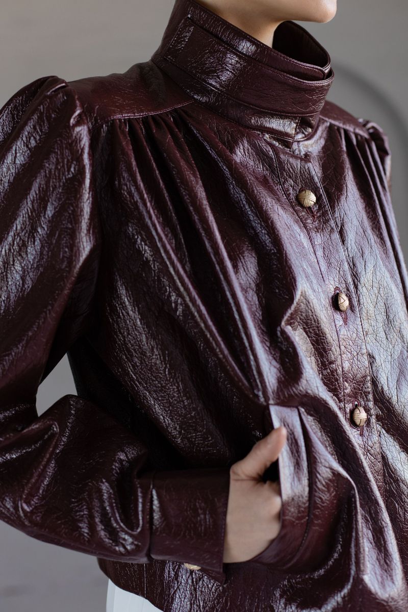 Бомбер из эко-кожи с драпировкой бордовый