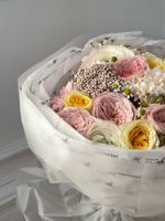 Сборный букет из кустовой пионовидной розы, одноголовой пионовидной розы, ромашки, диантусов и озотамнуса