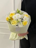 Сборный букет в желто-белой гамме
