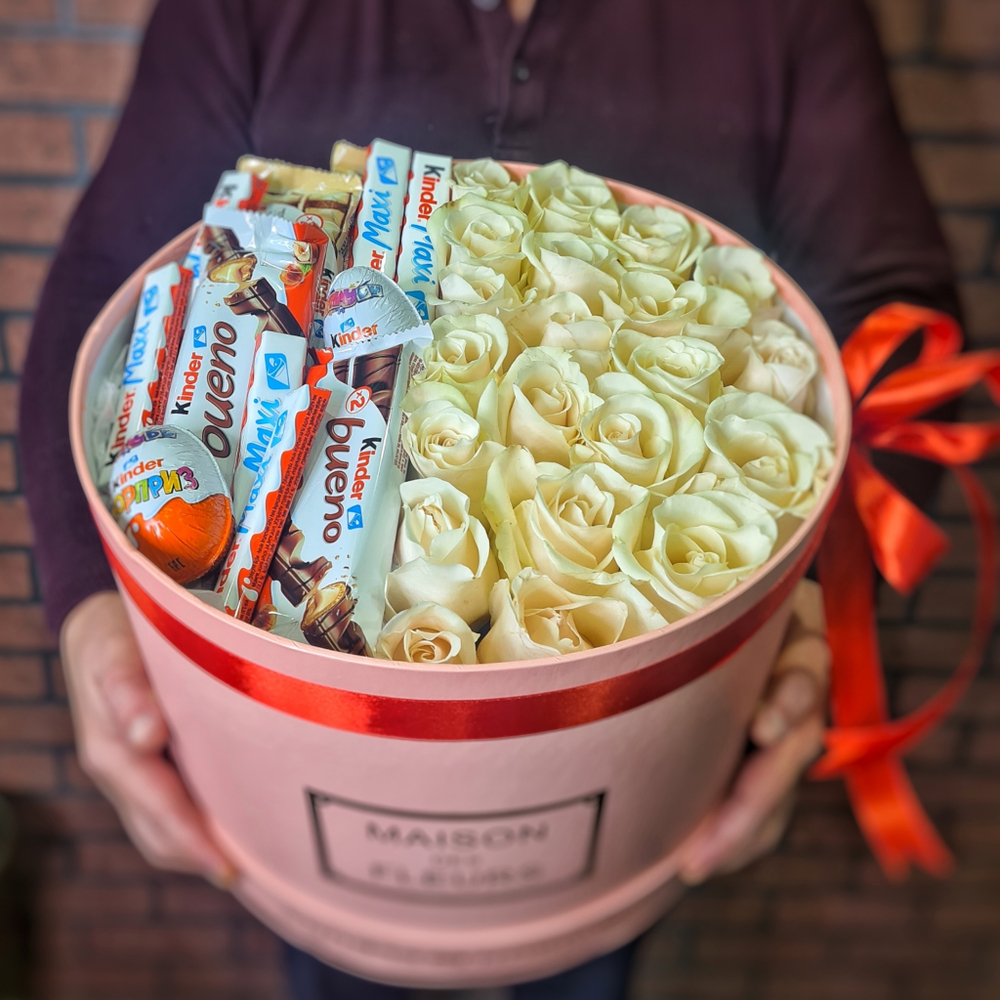 Коробка нежных роз с KINDER BOX