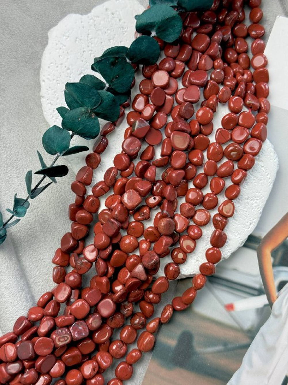 Натуральная красная яшма галтовка 6-8 мм, нить 39 см