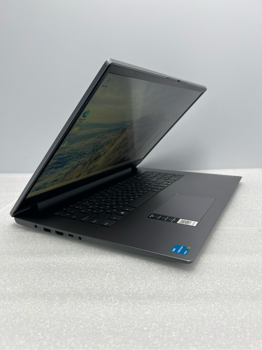 Ноутбук Lenovo IdeaPad 3 17ITL6 (82H900A8RU) 17,3"/Intel Pentium Gold 7505/RAM 4GB/SSD 128GB/Intel UHD Graphics/1600x900/TN/Windows 11/Подсветка - кл:нет/Cеребристый. Состояние: C1