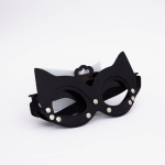 Черная кожаная маска кошки с клепками