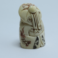 Нэцкэ Шоусин в круглом головном уборе