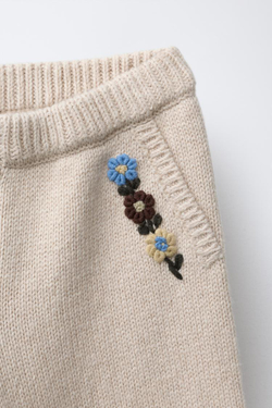 ZARA ТРИКОТАЖНЫЕ БРЮКИ С ВЫШИВКОЙ В ВИДЕ ЦВЕТОВ, ЭКРЮ